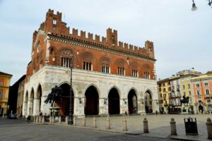 Gotico Piazza Cavalli - Foto Lunini Piacenza